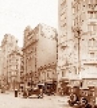 Movimento e fachada de edifícios na região da Praça da Sé, na década de 1920.