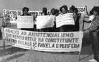 Manifestantes cobram maior participação da mulher na política nacional, durante o 3º Encontro de Mulheres Latino Americano e do Caribe, em Bertioga, São Paulo, 01/8/1985.