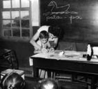 Na Escola Provisória Municipal na rua das Gálias, o carinho da professora do primeiro ano. Foto 1957