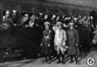 Membros do Batalhão do Oeste desembarcam na estação da Luz. Imagem publicada no Suplemento Rotogravura de 25/8/1932
