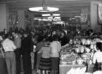 Compradores visitam departamento de produtos para casa na loja Sears, 1958