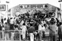 Visitantes aguardam sua vez na fila do La Bamba, um dos brinquedos mais concorridos do Playcenter,em 12/07/1990