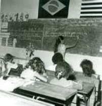 Professora ensina na sala de aula da Escola Mista da Fazenda Santa Isabel, em Dulcenópolis. Foto 1970