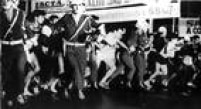 Policiais organizam cordão para proteger a largada da corrida, em 1968.