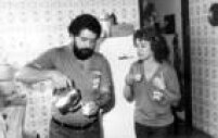 O ex-presidente Luiz Inácio Lula da Silva e sua esposa Marisa Letícia tomam café na cozinha de casa, 05/12/1984