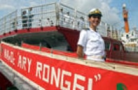 A capitã-tenente, Isabel Figueiredo, uma das duas mulheres entre os 78 tripulantes do navio oceanogrófico Ary Rongel, da Marinha brasileira, que deixou o cais do arsenal de guerra da Marinha, no Rio de Janeiro, com destino a Estação Comandante Ferraz, na Ilha Rei George, na Antártica, 29/10/2003. 