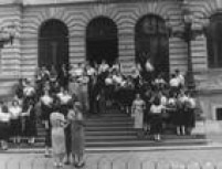 Horário da saída dos alunos e professores da Escola Caetano de Campos em 1958