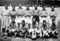 Aos 14 anos, Pelé foi campeão invicto pelo time juvenil do Bauru Atlético Clube, o Baquinho, e pela primeira vez sua foto foi publicada em um jornal de grande circulaçãoo, A Gazeta Esportiva. Pelé é o segundo da esquerda para a direita, agachado.São Paulo, Bauru, 10/02/1954. 