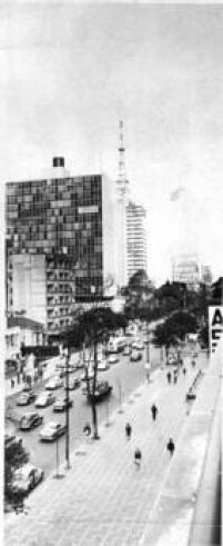 Vista parcial da Avenida Paulista, fotografada a partir da sacada do Centro Conjunto Nacional, esquina com Rua Augusta. São Paulo, SP, 01/8/1968.