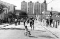 Adolescentes jogam vôlei na rua fechada para o lazer aos domingos, em 8/3/1977