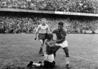 <a href='http://acervo.estadao.com.br/pagina/#!/19580701-25509-nac-0052-epl-2-not/busca/Pel%C3%A9+Garrincha' target='_blank'>Pelé e Garrincha na final da Copa </a>do Mundo da Suécia em 1958