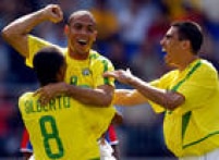 Ronaldo comemora seu segundo gol junto de seus companheiros durante jogo entre Brasil e Costa Rica, 13/6/2002. A partida terminou em  5 a 2 para o Brasil.
