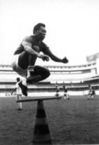 Pelé salta sobre cone em treino físico na Vila Belmiro. O camisa 10 sempre foi um atleta aplicado no condicionamento do corpo. Santos,SP, 01/01/1970.  