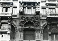Detalhe mostra as esculturas esculpidas em cimento na fachada do Teatro Santa Helena, 5/3/1971