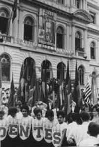 Normalistas do Instituto de Ensino Caetano de Campos na festa de Tiradentes em 1961