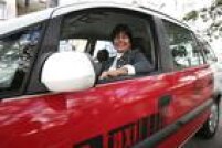 A taxista Diva da Silva Nonato  ao volante de seu táxi, 09/8/2004..