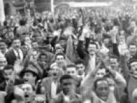 Na capital paulista, multidão comemora ao ouvir os gols da Seleção Brasileira durante jogo das semifinal contra a França, 24/6/1958. O jogo terminou em 5 X 2 para o Brasil.
