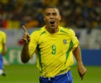 Ronaldo comemora seu gol durante jogo entre Brasil e Turquia, válido pela semifinal da Copa, 26/6/2002. Ao final da partida, o Brasil venceu por 1 a 0 e se classificou para a final da competição. 