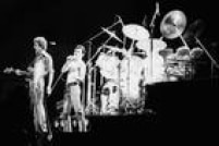 Jon Deacon e Freddie Mercury no <a href='http://https://fotos.estadao.com.br/galerias/acervo,contatos-fotograficos-queen,26497' target='_blank'>show do Queen no Morumbi em 1981</a>. 