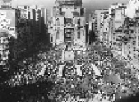 Multidão durante as comemorações do IV Centenário da capital paulista na Praça da Sé, em frente a Catedral, no centro da cidade. A data marcou o aniversário de 22 anos da Revolução de 1932.