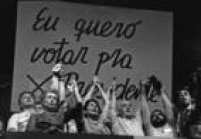 Da esquerda para a direita, Fernando Henrique Cardoso, Mora Guimarães (esposa de Ulisses Guimarães), Luci Montoro, Franco Montoro, Lula e o cantor-compositor Jards Macalé, no comício pelas <a href='http://acervo.estadao.com.br/noticias/topicos,diretas-ja,874,0.htm' target='_blank'>Diretas Já</a>, realizado na Praça da Sé, São Paulo, em 1984