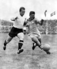 Dida disputa bola com zagueiro austríaco na estreia do Brasil na Copa do mundo na Suécia, 08/6/1958. O Brasil venceu por 3 a 0.