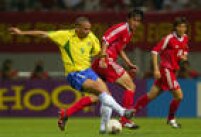 O atacante Ronaldo, tenta se livrar de jogador chinês durante o segundo jogo do Brasil na Copa, 8/6/2002. A partida terminou em 4 a 0 para o Brasil.