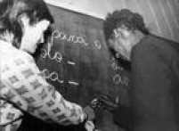 Professora ajuda aluno do antigo Movimento Brasileiro de Alfabetização (Mobral). Foto 1971