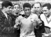 Amarildo chora após a vitória do Brasil na final da Copa do Chile, em Santiago, 17/6/1962. Ele fez o primeiro gol brasileiro na final.