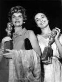 As atrizes Tônia Carrero e Eva Wilma seguram seus troféus do Prêmio Saci, durante cerimônia na capital paulista, realizada no auditório da rádio-emissora do jornal O Estado de S. Paulo, organizador do evento, São Paulo, SP. 11/11/1957.