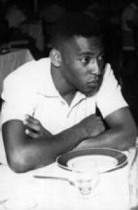 Pelé aguarda refeição na concentração do Santos, 27/12/1961. 