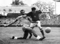 O jogador brasileiro Pinheiro disputa a bola com o húngaro Mihaly Toth durante partida entre Brasil e Hungria na <a href='http://https://fotos.estadao.com.br/galerias/acervo,copa-do-mundo-de-1954,37265' target='_blank'>Copa do Mundo de Futebol de 1954</a>, disputada em Berna, na Suíça, 27/6/1954. A Hungria venceu a partida por 4 a 2,<a href='http://https://acervo.estadao.com.br/noticias/acervo,copa-do-mundo-historia-campeoes-e-artilheiros,70002324133,0.htm' target='_blank'> eleiminou o Brasil </a>e foi para a final contra a Alemanha.