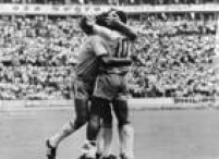 Os jogadores Jairzinho (e), Tostão (c) e Pelé (camisa 10), comemoram o gol de Jairzinho, contra o Uruguai, durante as semifinais da Copa do Mundo do México, no estádio Jalisco em Guadalajara, 17/6/1970.