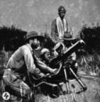 Combatentes manuseiam metralhadora antiaérea. Imagem publicada no Suplemento Rotogravura de 25/8/1932
