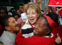 Marta Suplicy abraça admiradoras em visita ao comércio da Avenida Senador Teotônio Vilela, 6/8/2008 