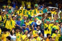 Torcedores do Brasil no Yokohama International Stadium, em Yokohama, no Japão para acompanhar a partida final da Copa do Mundo entre as seleções do Brasil e da Alemanha, 30/6/2002.