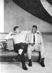 Em uma viagem da Seleçãoo Brasileira, Pele se diverte com um sonolento Bellini, capitão do time, Rio de Janeiro, RJ, 21/5/1960. Os dois foram campeões mundiais em 1958.