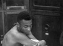 Pelé no vestiário do santos, após treino na Vila Belmiro, década de 1960. 