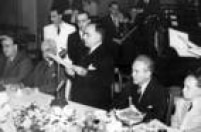 O presidente Vargas profere seu discurso no Automóvel Clube do Rio durante almoço, Rio de Janeiro, 30/10/1941. 