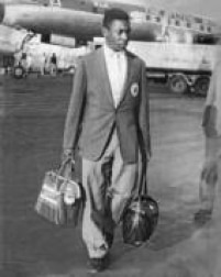  O jogador de futebol do Santos F. C., Pelé , desembarca  em Caracas, na Venezuela, 23/02/1959.