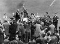O jogador brasileiro Bellini, capitão da Seleção, levanta a Taça Jules Rimet, conquistada pelo Brasil após vencer  Suécia por 5 a 2 no estádio Rasunda, em Estocolmo (Suécia), 29/6/1958.