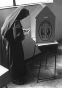 Uma freira usa cabine de votação durante as eleições de 1976, em São Paulo.