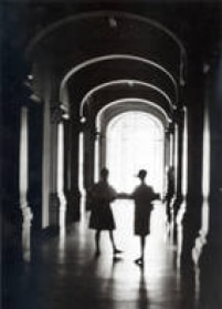 Alunas se dirigem para as salas de aula nos corredores do colégio de freiras Des Oiseaux, em 1966