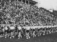 Alunas de Educação Fí­sica participam do desfile de inauguração do estádio do Pacaembu em 27 de abril de 1940.