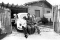 Lula, a esposa Marisa e o filho sentados no pára-choque de um fusca, década de 1970 
