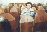 Dalmo Dippold, chefe do Museu Florestal em meio ao acervo em 1996. O Museu Florestal é o único museu especializado em madeira da América Latina.