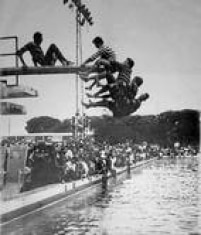O grupo aqualoucos realiza performances aquáticas na piscina do clube