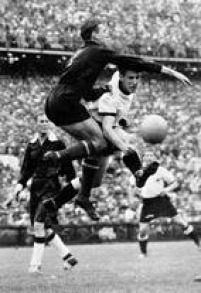 O goleiro Gyula Grosics, da Hungria, disputa a bola com Schaefer, da Alemanha, durante partida pela final da Copa do Mundo de Futebol de 1954, disputada no estádio Wankdorf, em Berne, na Suíça, 04/7/1954. A Alemanha conquistou o título após vencer a partida por 3 a 2.