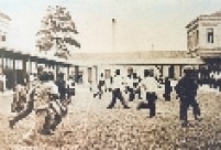 Fotografia mostra uma partida de futebol entre garotos de várias nacionalidades na Hospedaria dos Imigrantes. Construção tinha 30 mil m² ocupados com alojamentos, refeitórios, berçários e hospital.