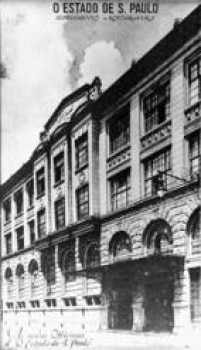 Na reprodução de página do suplemento Rotogravura, o prédio onde funcionam a Redação e administração no jornal na Rua Barão de Duprat, 41